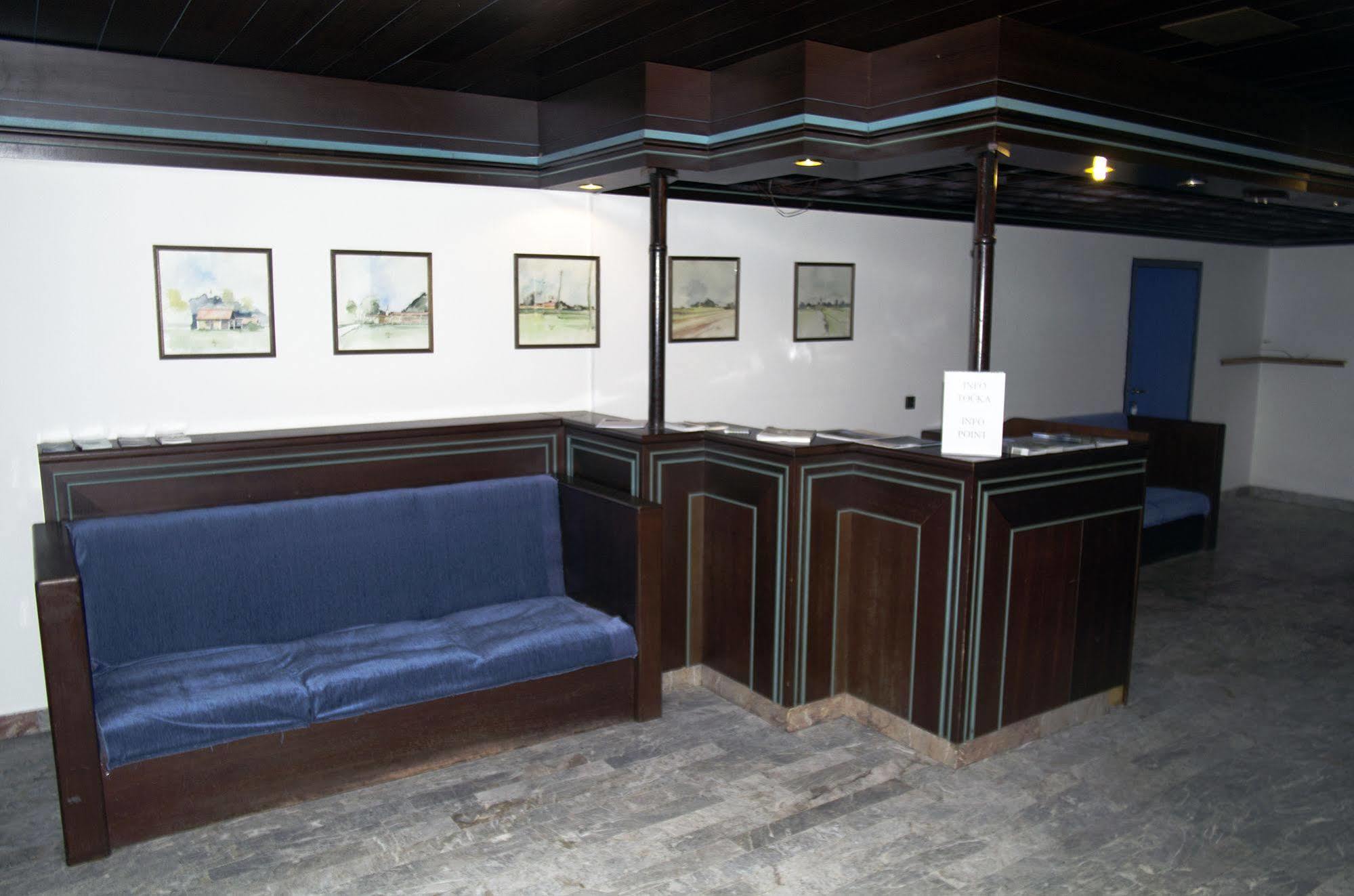Grajski Dvor Radovljica Extérieur photo